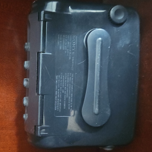 Sony Yellow and Gray Sports Walkman - Picture 3 of 5